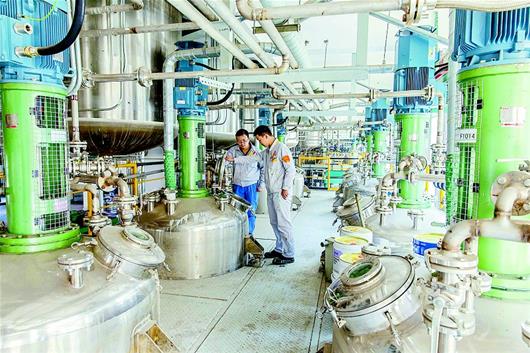 工作人員正在觀察設備運行情況。雙虎涂料從原材料進廠入庫到成品出庫，全部實現自動化。