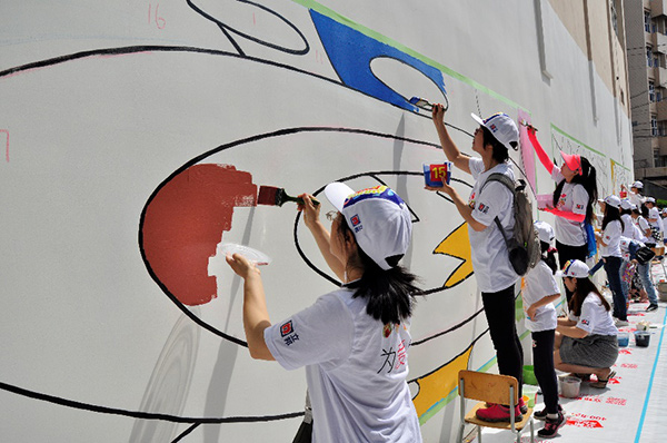 立邦攜手公益伙伴們開展“人生萬花筒”社區(qū)美化百米墻繪活動(dòng)